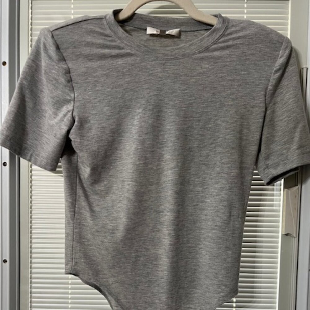 Wayf Skye Padded Shoulder Short Sleeve Bodysuit In Heather Grey | Size S